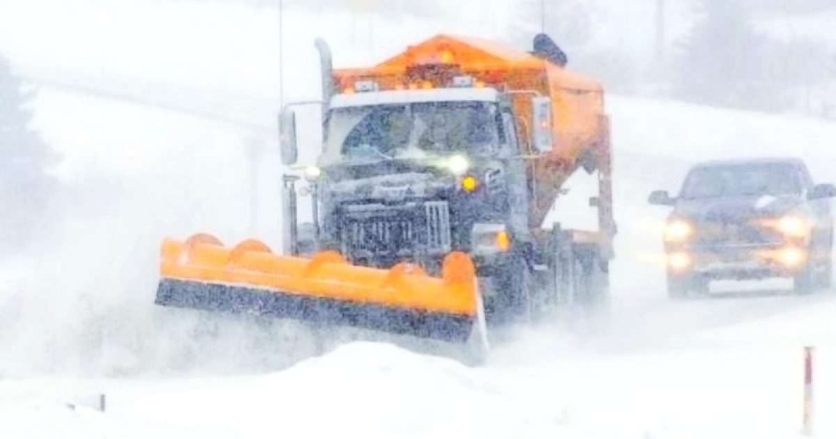 Écoles fermées et routes enneigées la tempête paralyse Québec