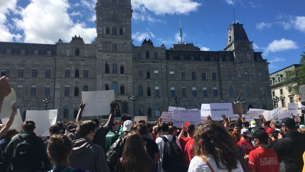 Plusieurs manifestants se rassemblent devant l’Assemblée Nationale, à Québec