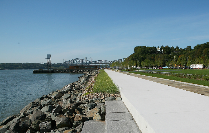 Vue du quai des Cageux sur la promenade Samuel-De Champlain.