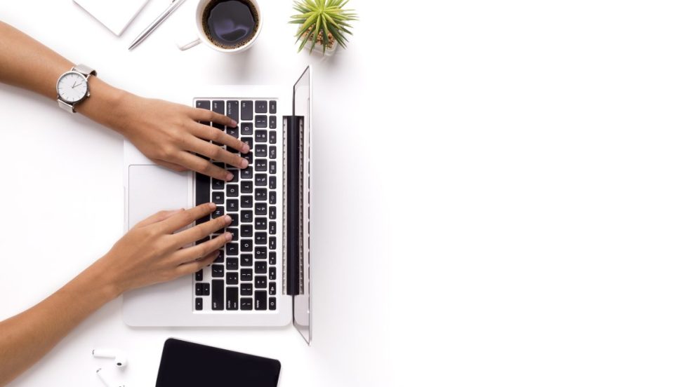 Une personne travaille sur son ordinateur portable