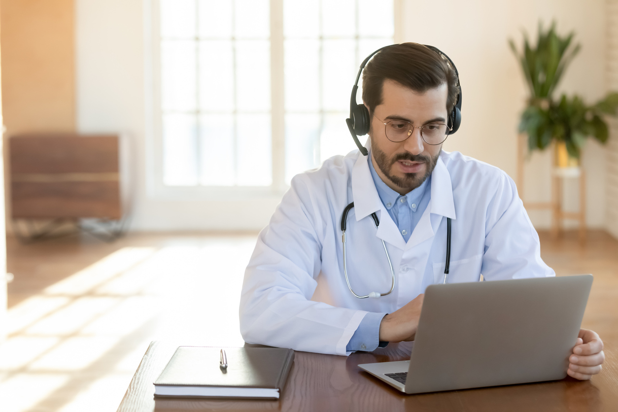 Un médecine lors d'une séance de télémédecine.