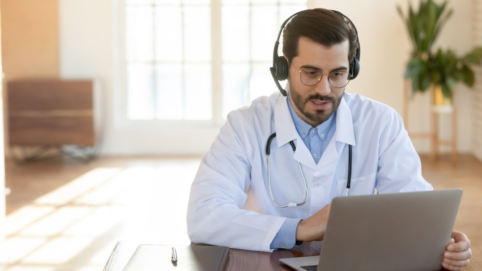 Un médecine lors d'une séance de télémédecine.