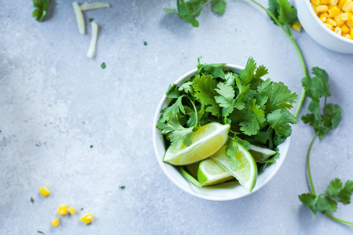 Un bol de coriandre et de limes.