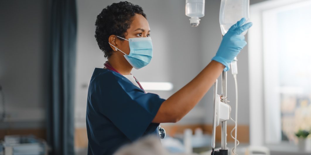 Une infirmière assiste un patient à l’hôpital.