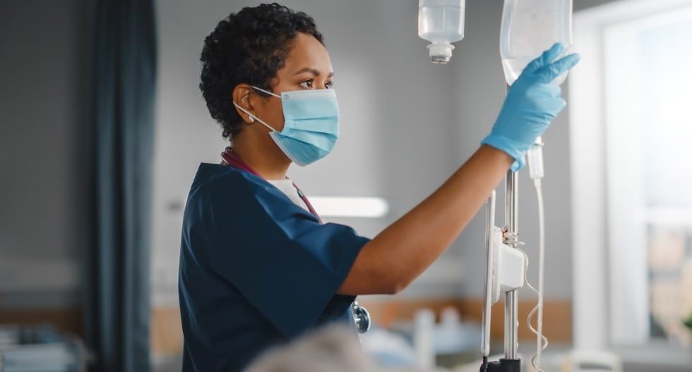 Une infirmière assiste un patient à l’hôpital.
