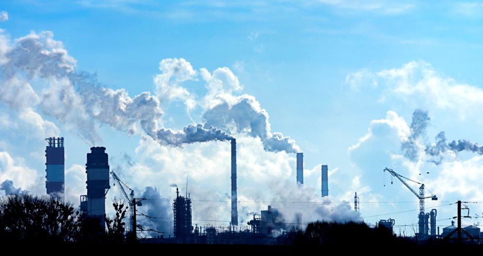 Des usines rejettent de la pollution et du CO2 dans l'atmosphère, aggravant le problème des changements climatiques.