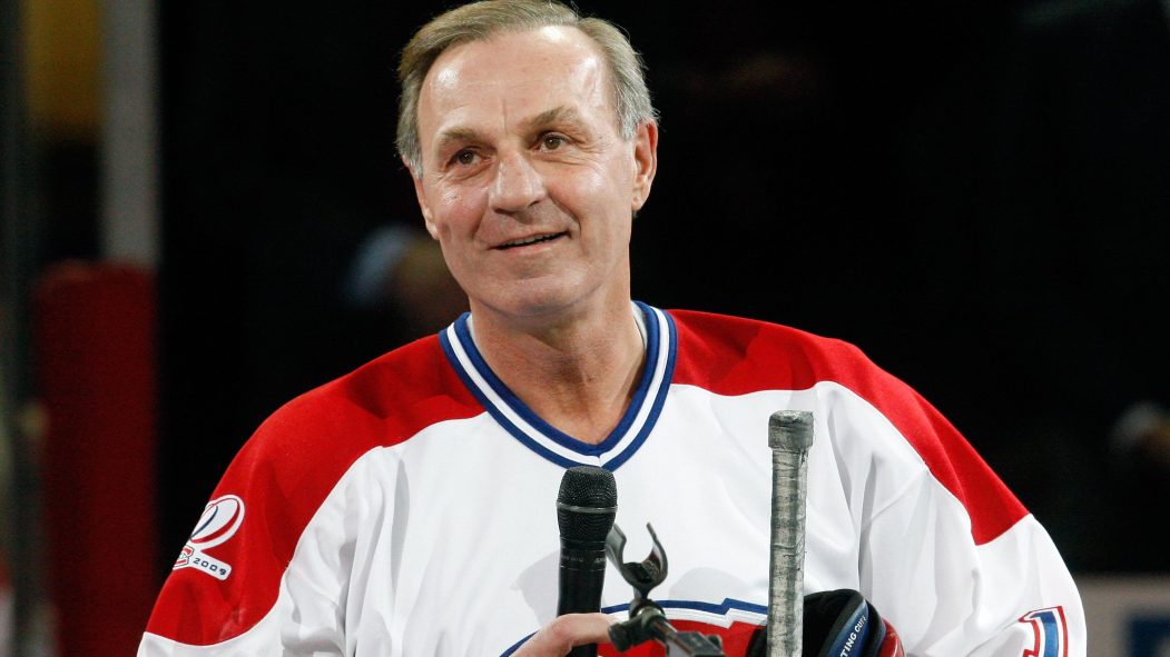 Guy Lafleur, ancien joueur étoile du Canadien de Montréal, portant un chandail du CH pendant les célébrations du 100e anniversaire de l'équipe.