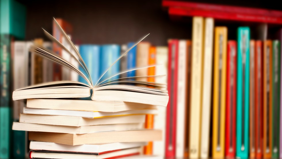 Un présentoir de livres