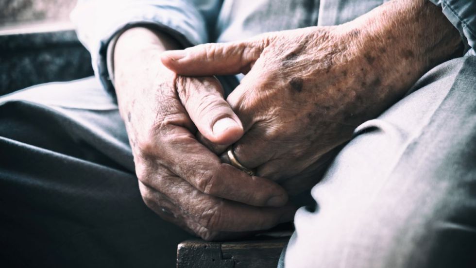 main personne âgée