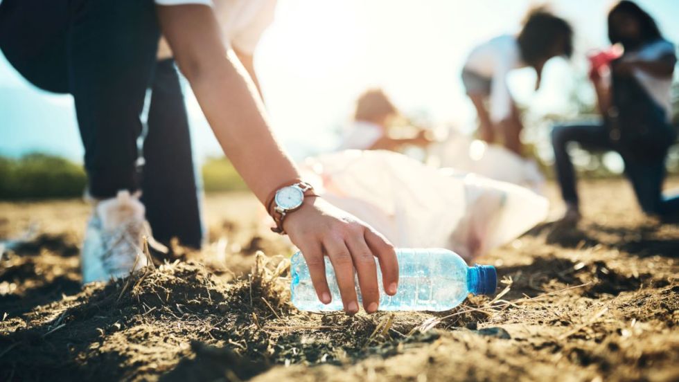 Opération de ramassage de plastique sur la plage