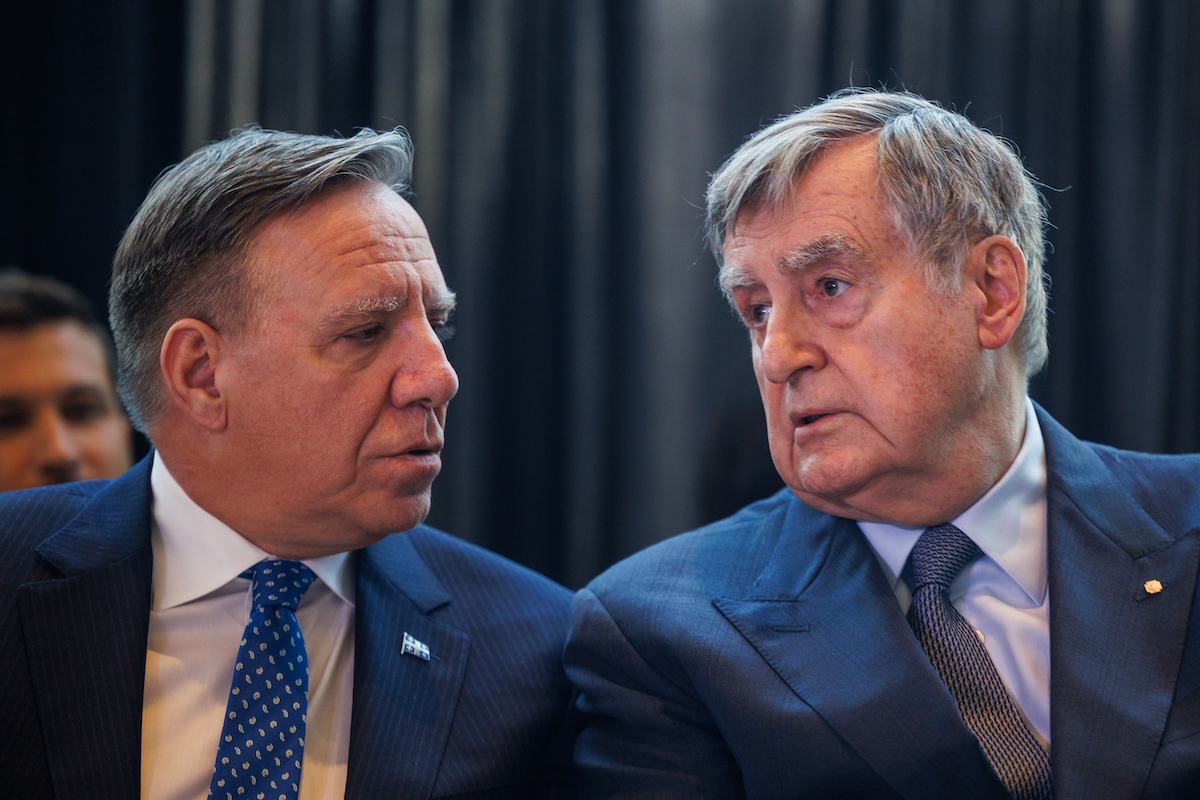François Legault et Lucien Bouchard échangent quelques paroles pendant le lancement des festivités pour les 100 ans de René Lévesque