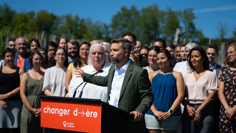 Au pupitre, le co-porte-parole de Québec solidaire, Gabriel Nadeau-Dubois, avec à sa droite Manon Massé.