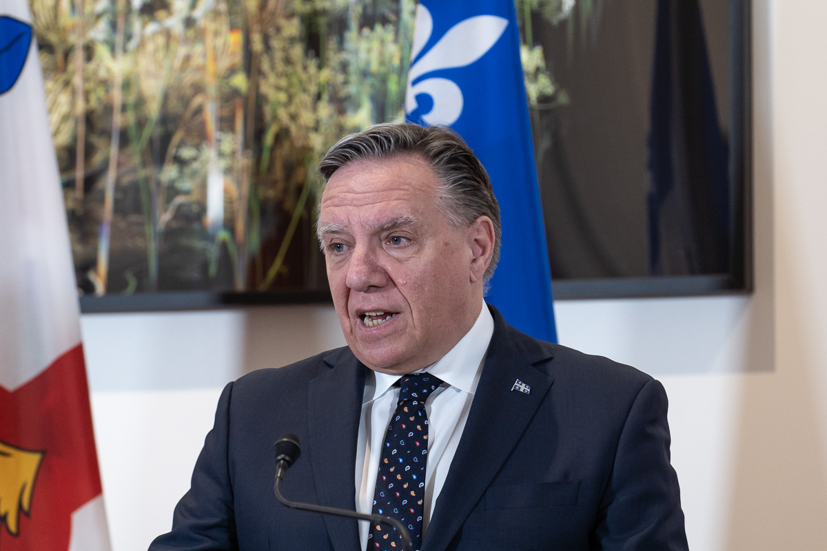 Le premier ministre et chef de la CAQ, François Legault, devant un drapeau du Québec.