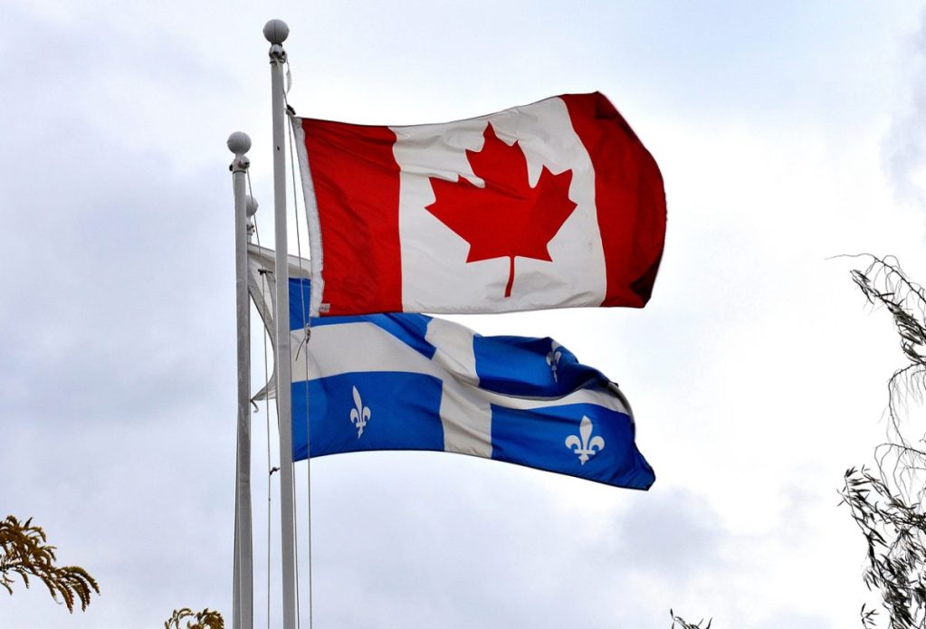 drapeau du Québec et drapeau du Canada