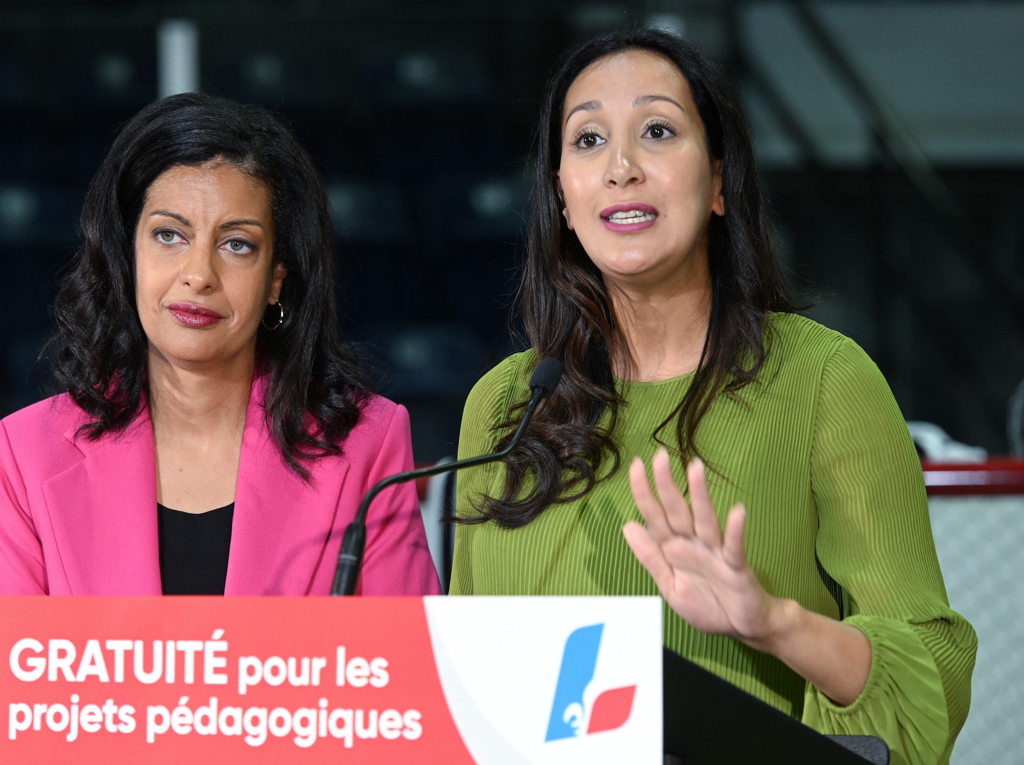 Marwah Rizqy, accompagnée de la cheffe du Parti libéral du Québec, Dominique Anglade.
