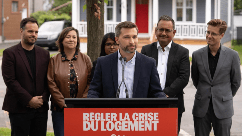 Gabriel Nadeau-Dubois lors d'un point de presse à Longueil