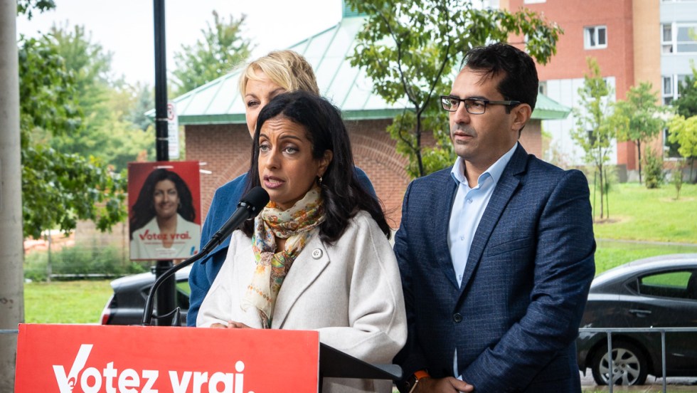 Dominique Anglade avec deux candidats lors d'une annonce à Verdun dans le cadre des élections provinciales 2022