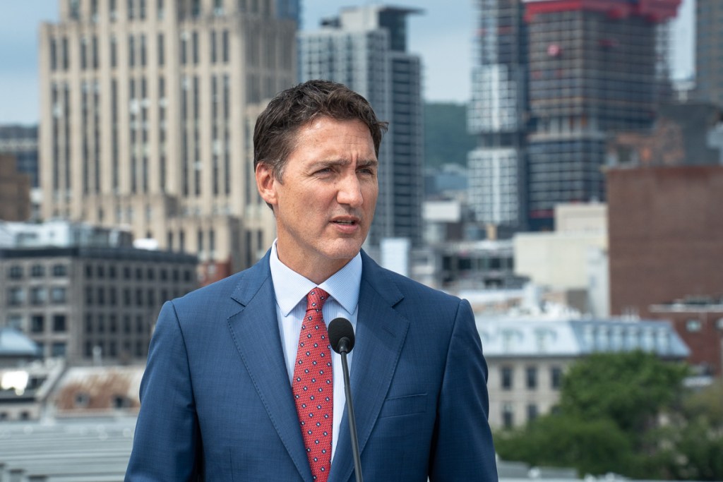 Justin Trudeau premier ministre du Canada, devant des édifices du Vieux Montréal.