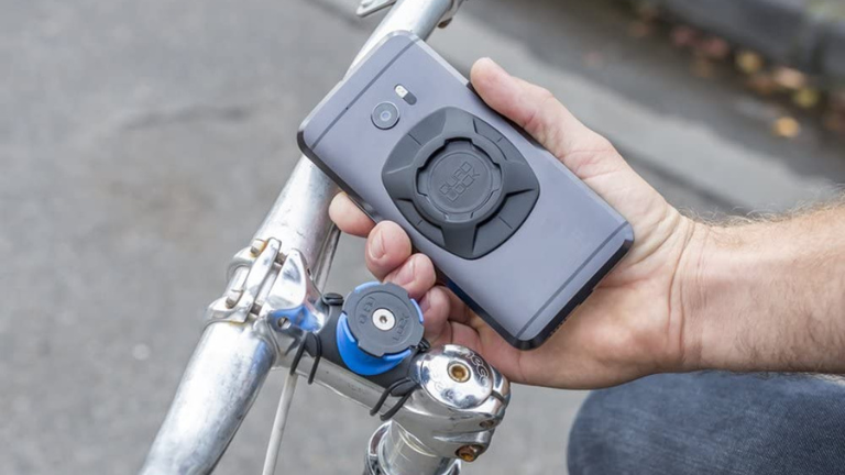 Le kit pour les vélos de Quad Lock est simple et ne nécessite que deux pièces pour fonctionner. kit vélo quad lock utilisation simple deux pièces seulement