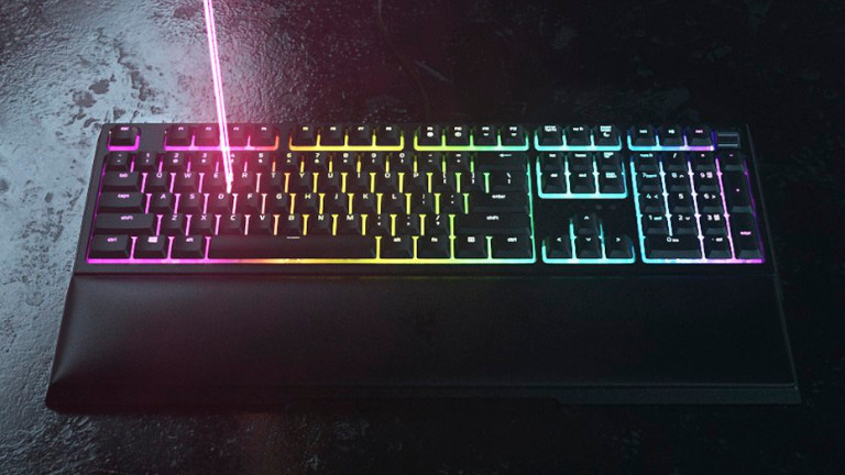 Le clavier de jeu Ornata V2 de Razer propose une vaste étendue de possibilités au niveau des couleurs des touches. Lumières clavier Ornata V2 Razer