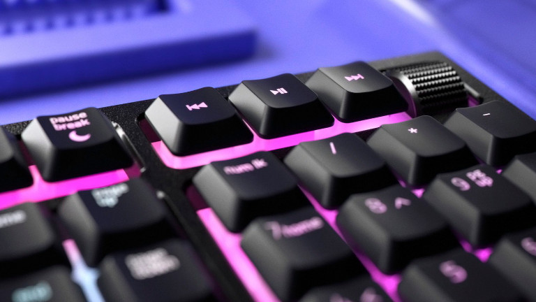 On retrouve des touches dédiées pour contrôler les médias sur le clavier Ornata V2 de Razer. Touches médias clavier Ornata V2