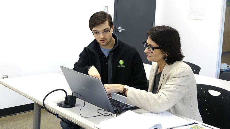 Étant seul en formation avec le formateur, c'est beaucoup moins gênant de lui poser toutes nos questions. cours privés individuels insertech informatique techno