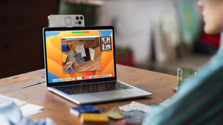 Grâce à la caméra grand-angle de notre iPhone on peut présenter des éléments qui sont face à nous via la caméra de continuité de macOS Ventura. Caméra de continuité macOS Ventura