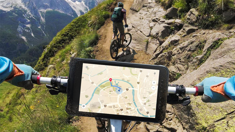 Munie d’un étui antichoc et d’un indice de protection IP68, la tablette résiste aux chutes, à la poussière et à l’eau. samsung galaxy tab active3 étui antichoc indice protection IP68