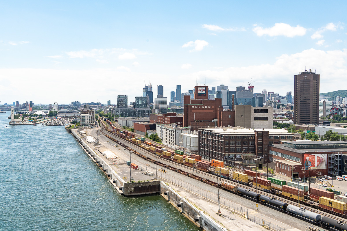 Vue du centre-ville de Montréal en été avec le Vieux-Port en premier plan.