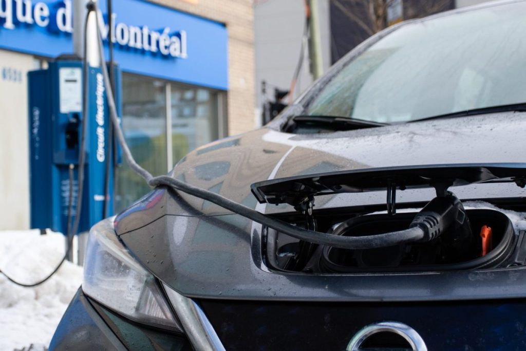 voiture électrique devant une borne de rechargement