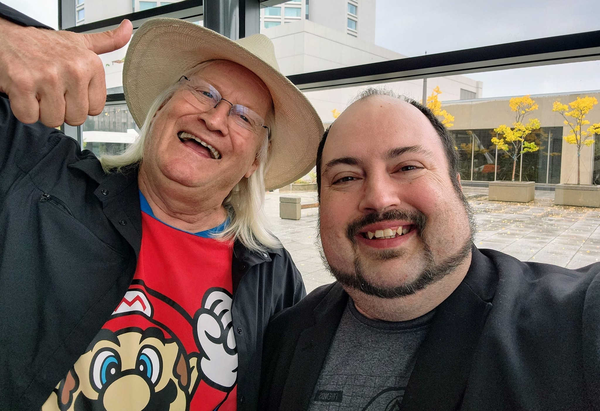 Charles Martinet, voix de Super Mario, avec le chroniqueur Patrick Tremblay.
