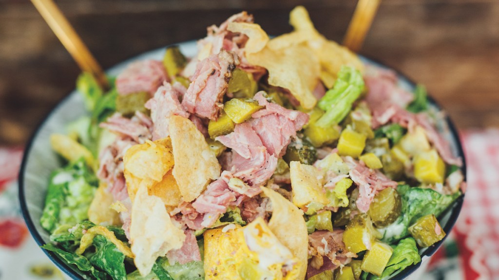 Salade de smoked meat avec vinaigrette moutarde baseball