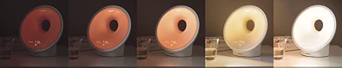 Nous pouvons choisir le niveau de la luminosité ainsi que la couleur de la lumière grâce à l’écran tactile. Différentes intensités de lumière sur la lampe SmartSleep par Philips
