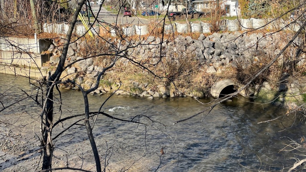 Berges rivière Lorette sacs de sable