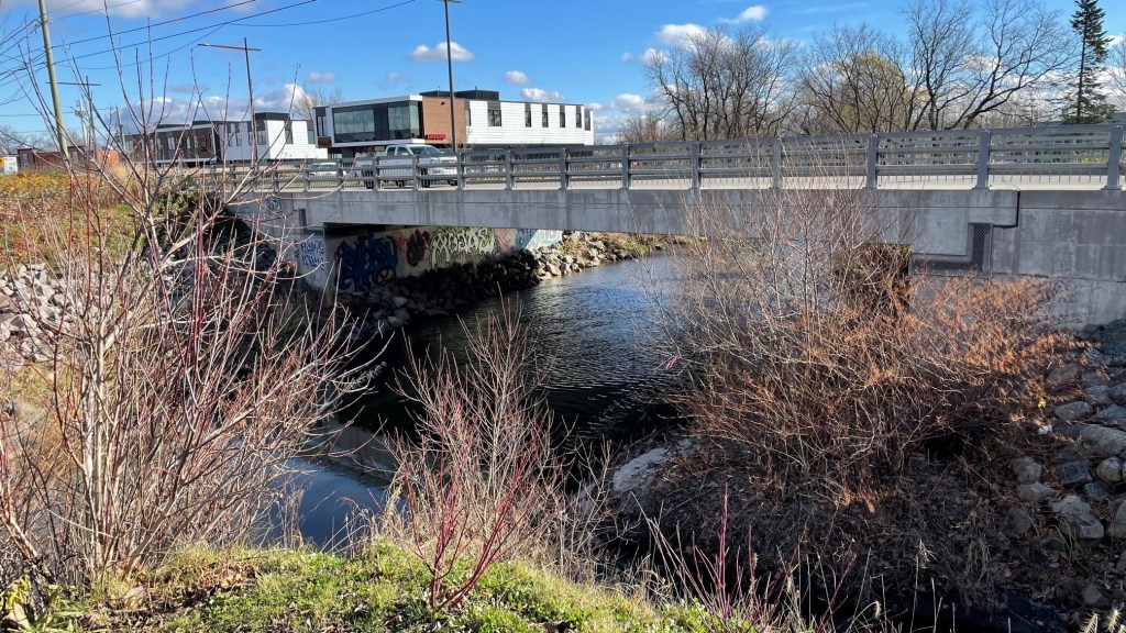 Viaduc boulevard W-Hamel enjambant rivière Lorette