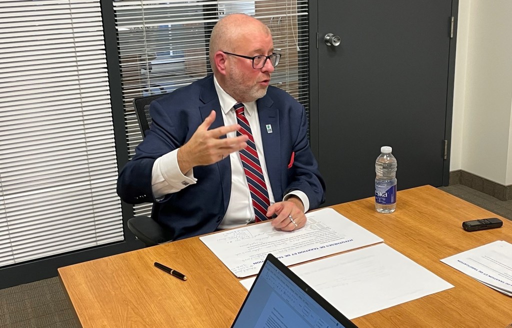 Le maire de Saint-Augustin, Sylvain Juneau, profite d'une situation favorable pour rembourser la dette, tout en gelant les taxes et en payant comptant les infrastructures. Photo Métro - François Cattapan