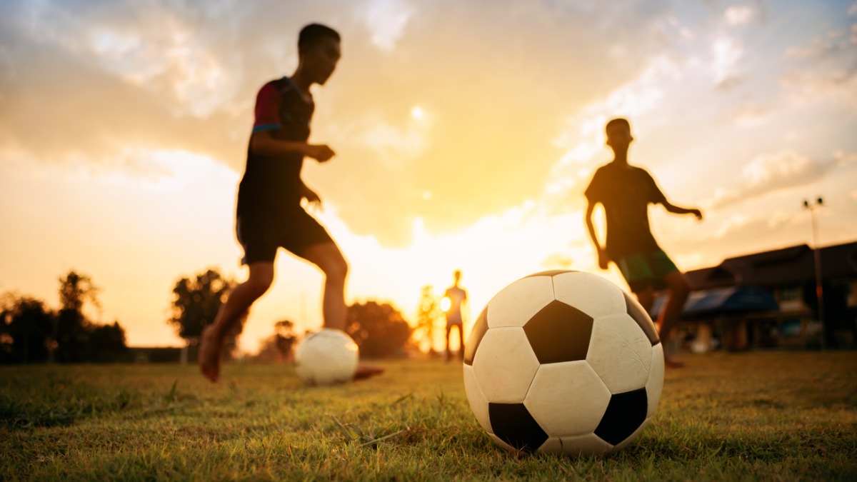Une équipe de soccer se rassemble sur un terrain