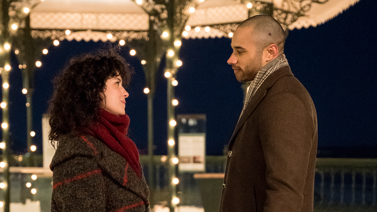 Virginie Fortin et Sacha Charles dans une scène de la comédie romantique à succès « 23 décembre », scénarisée par India Desjardins.