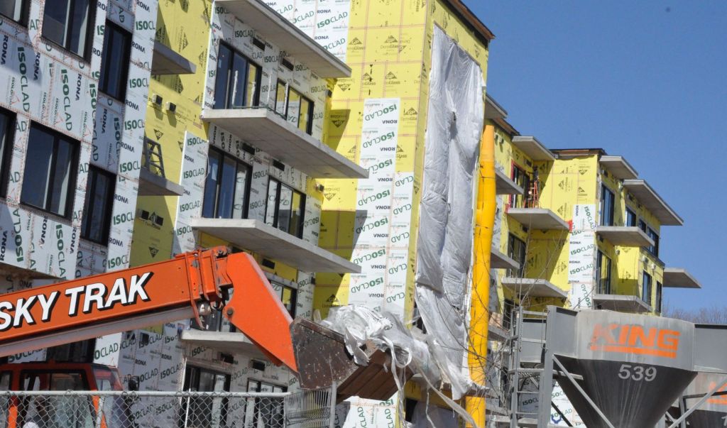 Chantier de construction résidentielle en hiver