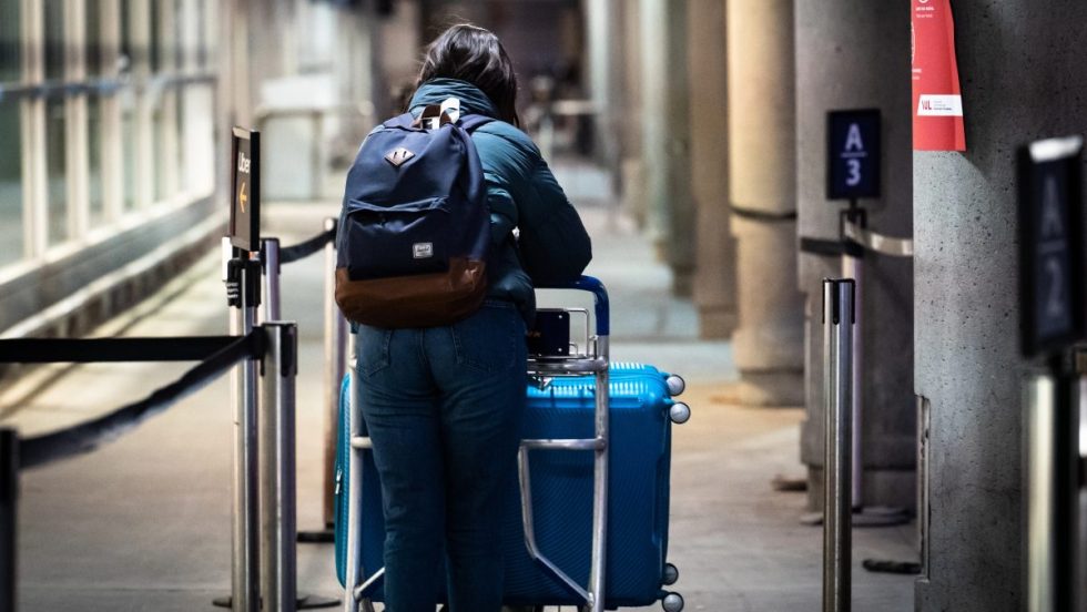 Une voyageuse avec ses bagages à l'aéroport Montréal-Trudeau