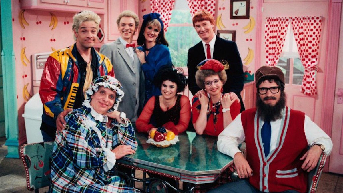 Serge Thériault, Bernard Fortin, Marc Labrèche, Josée Deschênes, Guylaine Tremblay, Marc Messier, Diane Lavallée et Claude Meunier incarnent les membres de l’excentrique famille Paré de « La petite vie », qui revivra à Radio-Canada.