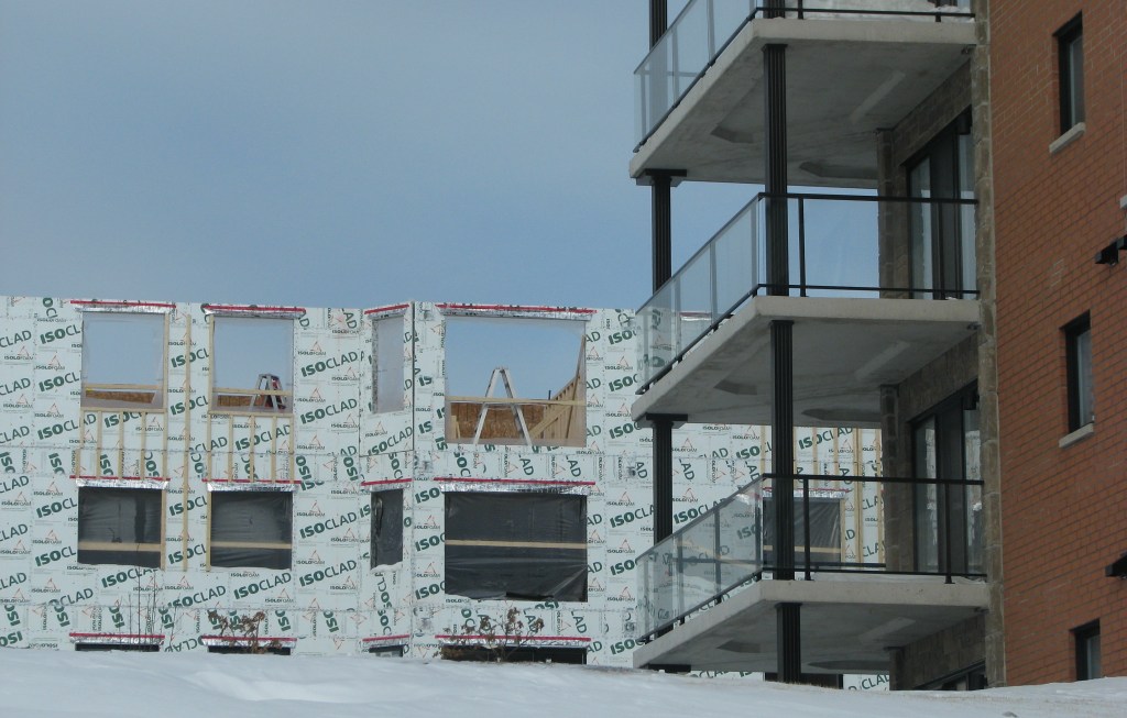 Chantier construction de logements en hiver