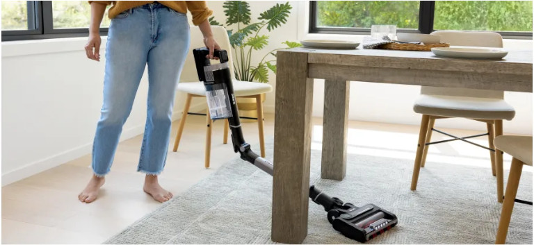 Grâce à son bras pliable, il est facile de passer l'aspirateur Shark Stratos partout dans la maison. La balayeuse sans-fil Shark Stratos