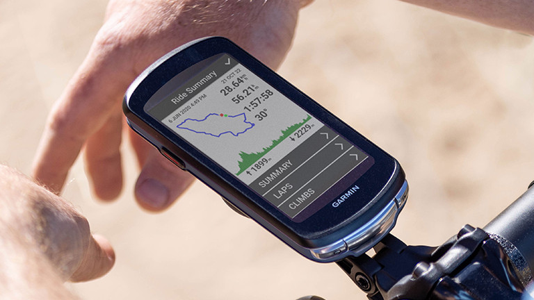 Grâce aux verres solaires, plus de 42 minutes de batterie sont ajoutées par heure d’alimentation. Le GPS pour vélo Garmin Edge 1040 Solar