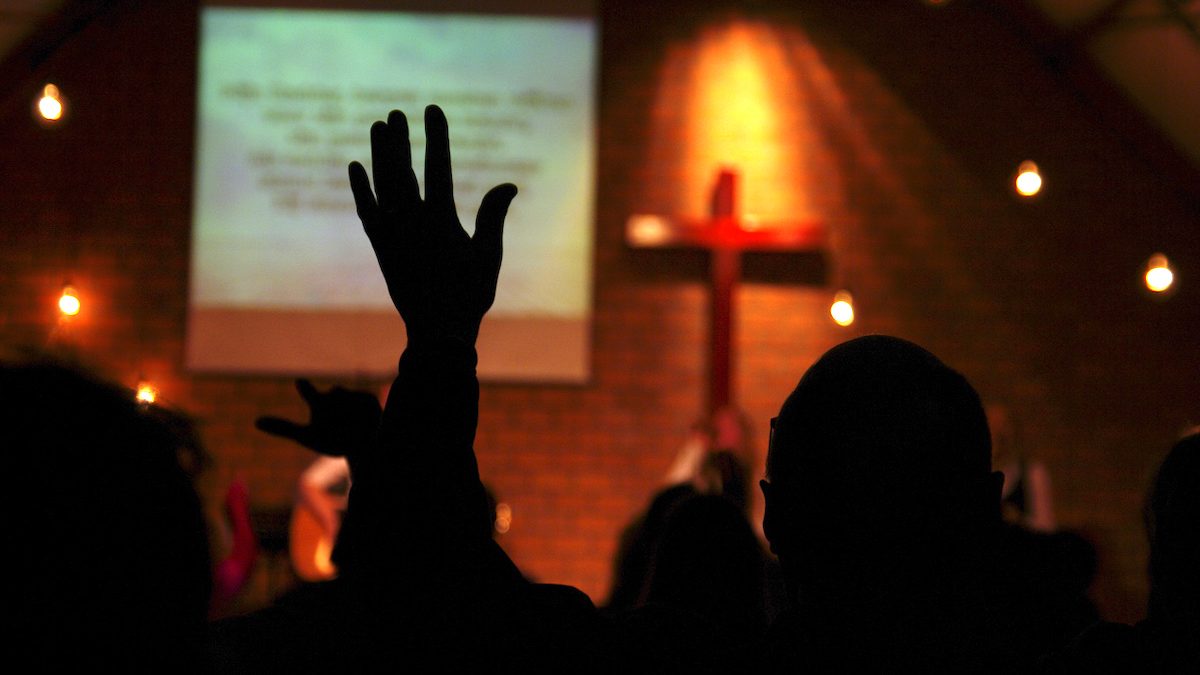 Des fidèles dans une église.