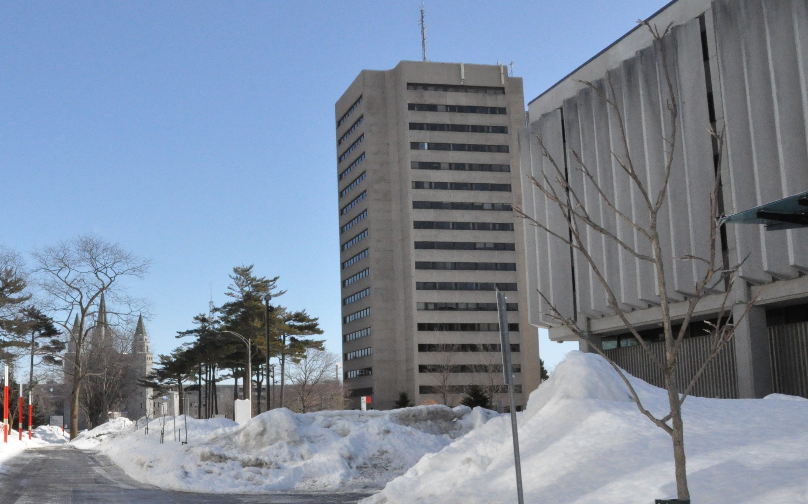 Campus Université Laval hiver devant pavillon Bonenfant