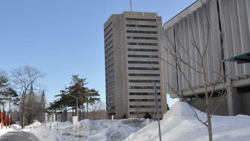 Campus Université Laval hiver devant pavillon Bonenfant