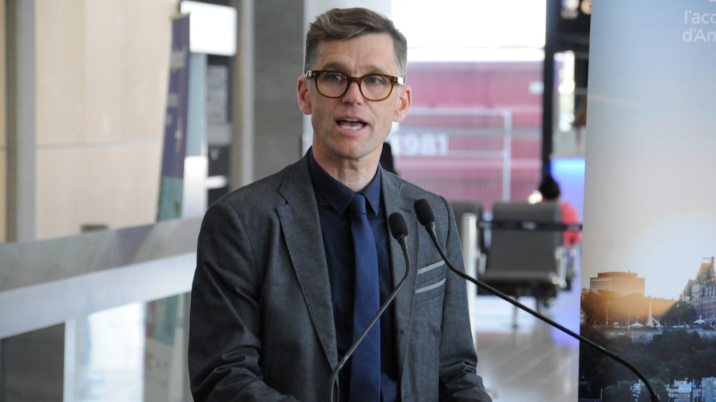 Le maire de Québec, Bruno Marchand, s’adresse au public