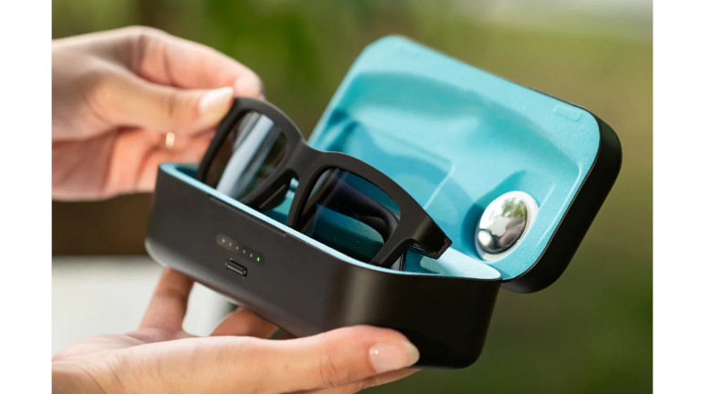 Un &eacute;tui rigide de chargement est aussi vendu pour prot&eacute;ger les lunettes et augmenter l'autonomie de la batterie.