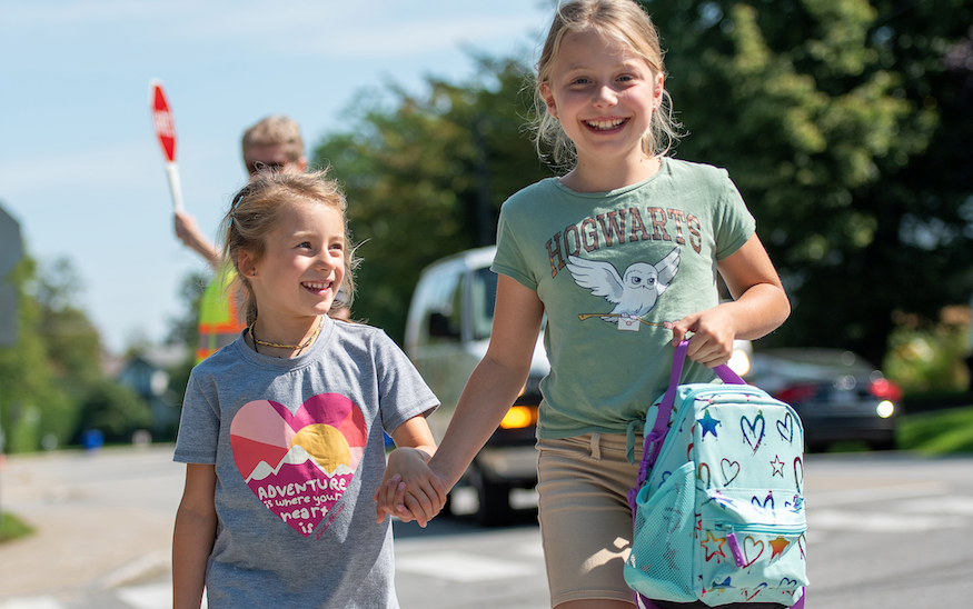 Deux enfants profitent de l’été